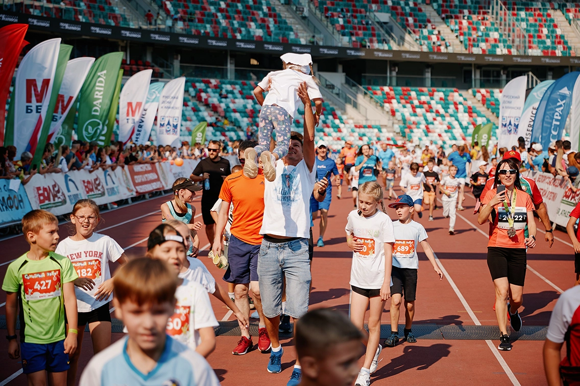 Спорт, улыбки и помощь: в Минске состоялся Семейный забег