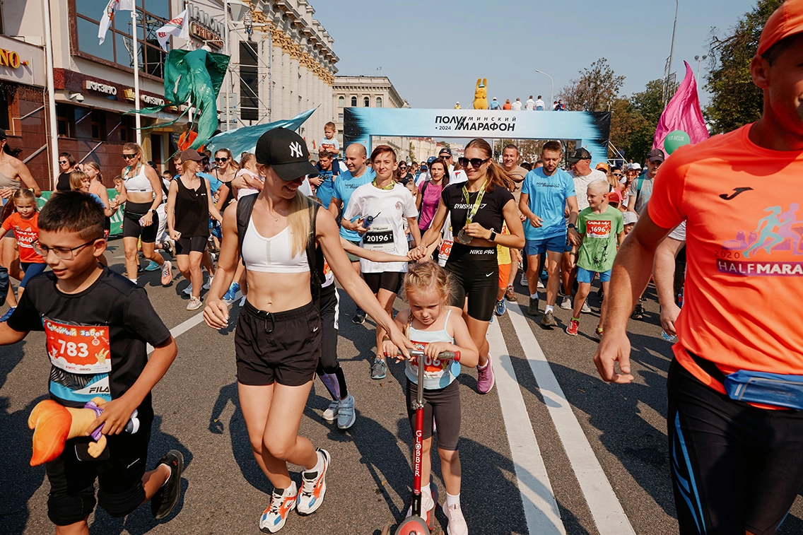 Спорт, улыбки и помощь: в Минске состоялся Семейный забег